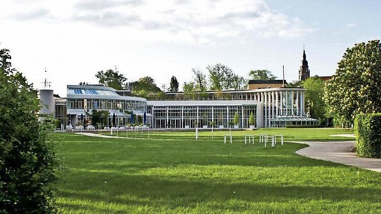 Helle Räume, schönes Umfeld und gute Lage - das Kongresshaus Rosengarten hat nach Ansicht seiner Betreibsleiterin viele Vorteile. Trotzdem werde es ohne Kongresshotel nicht auskommen. Foto: Jochen Berger/CT-Archiv