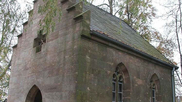 Klein und trutzig setzt die Leichenhalle des Pressecker Friedhofs Akzente. Foto: Sonja Adam