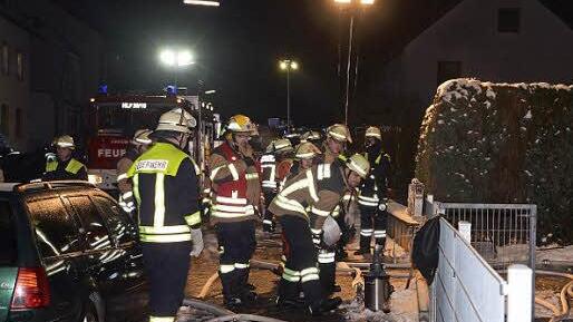 Durch das schnelle Eingreifen der Feuerwehren konnte größerer Schaden verhindert werden. Das Haus ist dennoch unbewohnbar.
