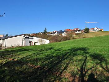 Die Gemeinde Gädheim verfolgt die Pläne weiter, in Gädheim südlich und östlich der Schule (links) 19 Bauplätze auszuweisen. Foto: Ulrike Langer