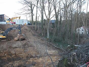 Wo vor kurzem noch die Brücke über den Dörflesbach in Buchau führte, klafft heute ein großer Krater. Foto: Jürgen Gärtner