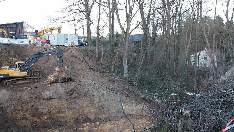 Wo vor kurzem noch die Brücke über den Dörflesbach in Buchau führte, klafft heute ein großer Krater. Foto: Jürgen Gärtner