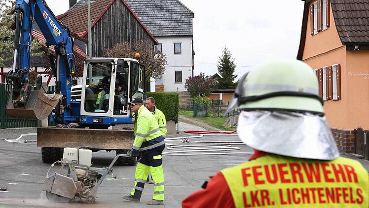 Die Straße wurde aufgebaggert.