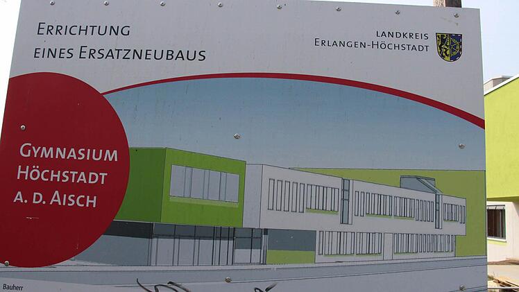 Der Abriss der alten Grundschule in der Kerschensteinerstraße in Höchstadt ist eine staubige Angelegenheit. Nachdem das Gebäude verschwunden ist, soll hier eine neue Doppelturnhalle zwischen Ritter-von-Spix-Mittelschule und Gymnasium entstehen. Foto: Christian Bauriedel