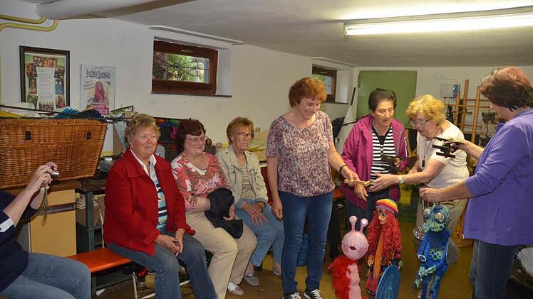 Die kleinen niedlichen Marionetten mal selbst in die Hand nehmen und bewegen ist gar nicht so einfach, stellten die Frauen des evangelischen Frauenkreises beim Besuch der Muggnpfiffer fest. Allerdings hatten sie Riesenspaß dabei.  Foto: eh