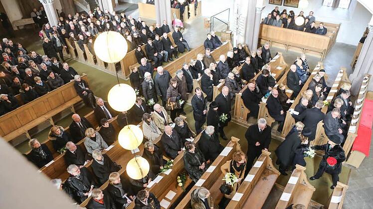 Schon eine Stunde vor der Trauerfeier füllte sich die Petrikirche mit Trauergästen, die Horst Kühne die letzte Ehre erweisen wollten. Foto: Barbara Herbst