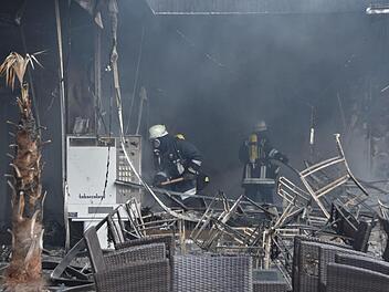 Rund eine Millionen Euro Schaden entstand beim Brand einer Shisha-Bar in Schwabach. Ein Junge gestand nun, gezündelt zu haben. Foto: NEWS5 / Schlelein