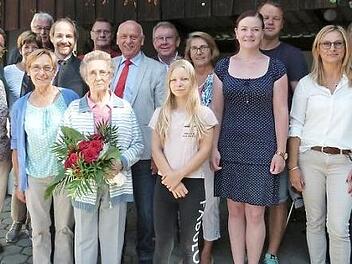 Lina Lauterbach (mit Blumen) inmitten ihrer Familie und der Geburtstagsgäste Foto: Werner Reißaus