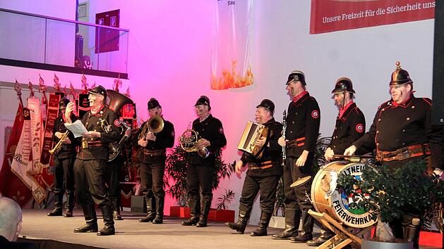 Eine gelungene &Uuml;berraschung: Laudator Norbert Neugirg mit seiner ber&uuml;hmten Feuerwehrkapelle aus Neuhaus.  Foto: Richard S&auml;nger
