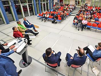 Bei der Podiumsdiskussion in der Aula des Herder-Gymnasiums konnte nur ein Teil der Bürger-Anfragen diskutiert werden.  Foto: Ronald Rinklef