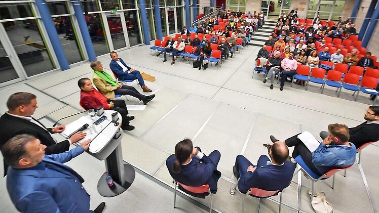 Bei der Podiumsdiskussion in der Aula des Herder-Gymnasiums konnte nur ein Teil der Bürger-Anfragen diskutiert werden.  Foto: Ronald Rinklef