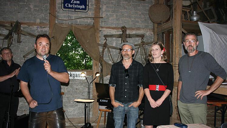 Bürgemeister Michael Pöhnlein (links), Kai und Diana Deckelmann sowie Volker Ullenboom sind froh über ein erfolgreiches Kunstprojekt.Maria Löffler