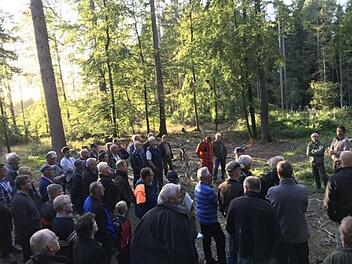 Bei der Infoveranstaltung ging es in den Wald, wo viele Schäden zu begutachten waren. Foto: Matthias Jessen