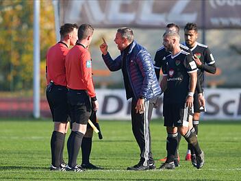 Da ist aber einer zornig: FC-05-Trainer Timo Wenzel liest dem Schiedsrichter-Gespann nach dem Schlusspfiff die Leviten ob des Handelfmeters zum 2:2. Moralische Unterst&uuml;tzung erh&auml;lt er von den Schweinfurter Spielern Sascha Korb, Marco Fritscher (verdeckt) und Mohamad Awata (hinten).  Foto: JT-Presse.de / Johannes Traub