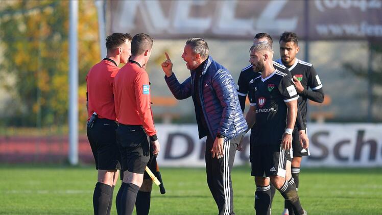 Da ist aber einer zornig: FC-05-Trainer Timo Wenzel liest dem Schiedsrichter-Gespann nach dem Schlusspfiff die Leviten ob des Handelfmeters zum 2:2. Moralische Unterst&uuml;tzung erh&auml;lt er von den Schweinfurter Spielern Sascha Korb, Marco Fritscher (verdeckt) und Mohamad Awata (hinten).  Foto: JT-Presse.de / Johannes Traub
