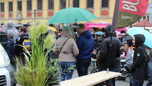 Die Veranstaltungen von Stadtmarketing und "Treffpunkt" sind zugkräftig. Zum Street-Food-Festival mit Automeile im März vergangenen Jahres (Bild) kamen trotz des Regens Tausende.  Foto: Markus Häggberg