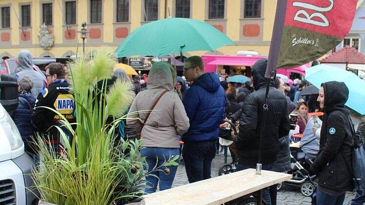 Die Veranstaltungen von Stadtmarketing und "Treffpunkt" sind zugkräftig. Zum Street-Food-Festival mit Automeile im März vergangenen Jahres (Bild) kamen trotz des Regens Tausende.  Foto: Markus Häggberg