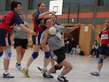 Hart umkämpft war das Handball-Derby zwischen den Damen-Teams derSG Garitz/Nüdlingen und des FC Bad Brückenauin der Kissinger Bayernhalle im Winter 2002. Foto: Archiv/Hopf