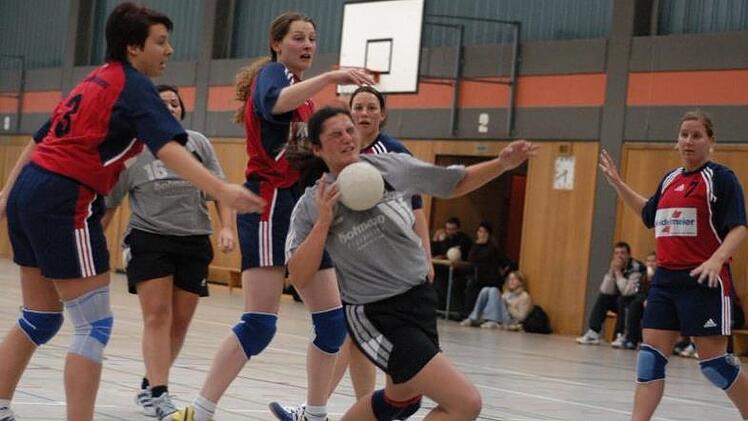 Hart umkämpft war das Handball-Derby zwischen den Damen-Teams derSG Garitz/Nüdlingen und des FC Bad Brückenauin der Kissinger Bayernhalle im Winter 2002. Foto: Archiv/Hopf