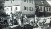 Bei den Bauarbeiten für die Kapelle packten viele fleißige Hände mit an.Repros: C. Schwind