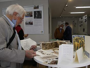 Robert Reiter übergab zahlreiche Kunstwerke von sich sowie  von Coburger Künstlern. Foto: Manja von Nida