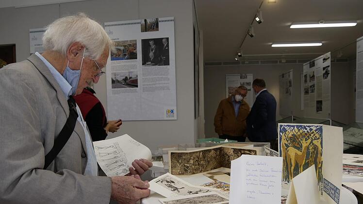 Robert Reiter übergab zahlreiche Kunstwerke von sich sowie  von Coburger Künstlern. Foto: Manja von Nida