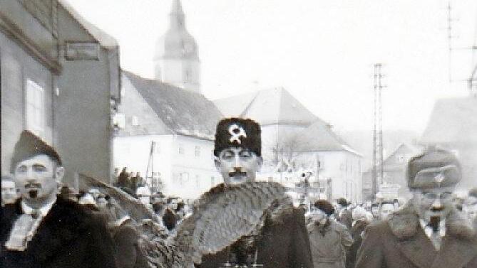 1948: Die Marktgemeinder&auml;te Josef Zapf, Georg Neubauer und Josef Scherbel (von links) f&uuml;hren den Kinderfaschingsumzug an.