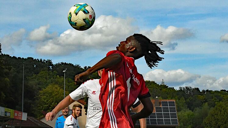 Spektakuläre Aufnahme von Salieu Bah von der SG Bad Bocklet/Aschach im Derby bei der TSVgg Hausen. Foto: Hopf