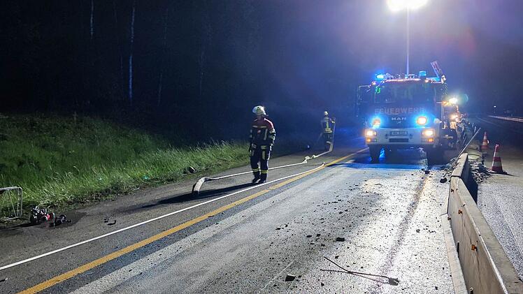 Im Baustellenbereich: Laster kippt auf die Seite