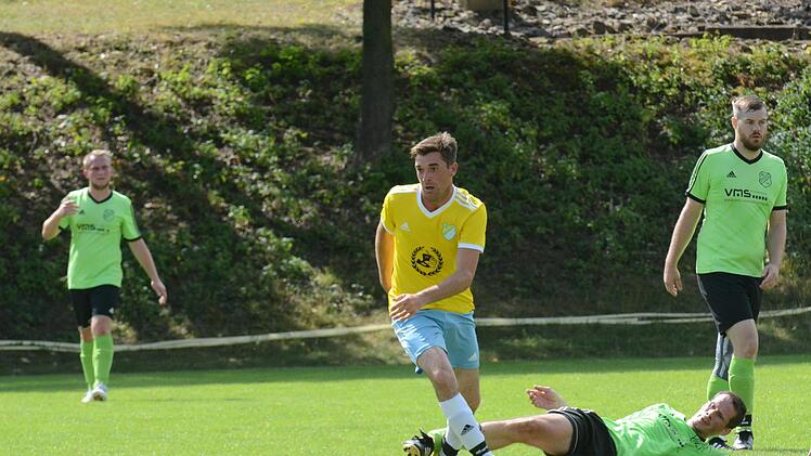 Der Unterschiedspieler: Beim 4:0-Sieg f&uuml;r den SV Detter-Wei&szlig;enbach traf Maximilian Ertz (links) dreimal. Auf unserem Bild sieht sich der Machtilsh&auml;user Marco Zier ausgetrickst. Foto: ssp