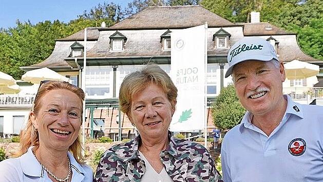 Bei einem Charity-Golfturnier im Juli kamen im Golfclub Bad Kissingen insgesamt 800 Euro an Spenden zusammen. Statt des Geldes wurden nun Gutscheine von Lebensmittel-Discountern &uuml;bergeben. Unser Bild zeigt (von links) Ladies-Captain Elke Westenber...