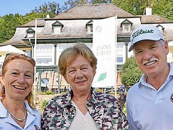 Bei einem Charity-Golfturnier im Juli kamen im Golfclub Bad Kissingen insgesamt 800 Euro an Spenden zusammen. Statt des Geldes wurden nun Gutscheine von Lebensmittel-Discountern übergeben. Unser Bild zeigt (von links) Ladies-Captain Elke Westenber...