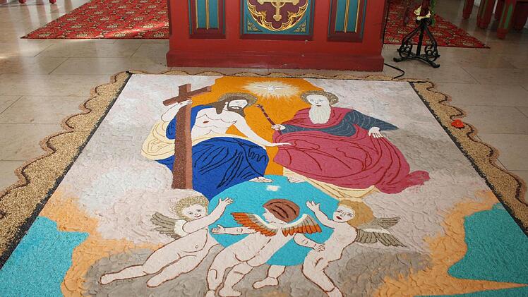 Der Ernteteppich in der Wachenrother Kirche  Foto: Evi Seeger