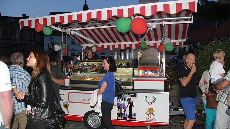 Der italienische Eiswagen machte sich gut am Brunnen.
