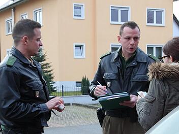 Polizeimeister Ulf Hülsz (links) und Polizeiobermeister Markus Stöckl bei einer Unfallaufnahme in Hirschaid. In ihrer Schicht am Freitag verlief alles ruhig. Ob es am Samstag auch so wird?  Foto: Sebastian Martin