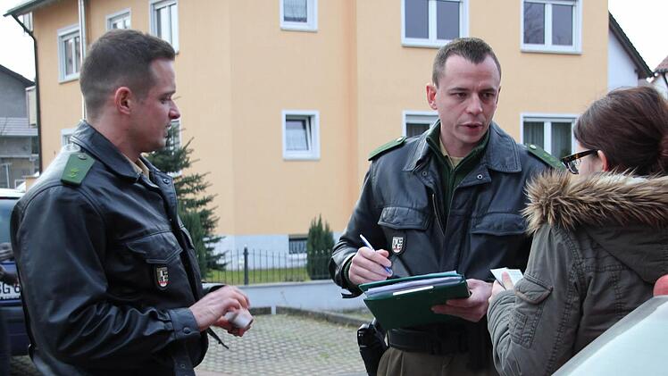 Polizeimeister Ulf Hülsz (links) und Polizeiobermeister Markus Stöckl bei einer Unfallaufnahme in Hirschaid. In ihrer Schicht am Freitag verlief alles ruhig. Ob es am Samstag auch so wird?  Foto: Sebastian Martin