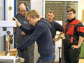 Tolles Teamwork zeigten die Schreiner-Auszubildenden des ersten Lehrjahres an der Berufsschule bei ihrem gemeinsamen Berufsschultag mit Beschäftigten der Lebenshilfe-Werkstätten Augsfeld.  Foto: sw