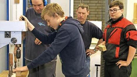 Tolles Teamwork zeigten die Schreiner-Auszubildenden des ersten Lehrjahres an der Berufsschule bei ihrem gemeinsamen Berufsschultag mit Beschäftigten der Lebenshilfe-Werkstätten Augsfeld.  Foto: sw