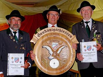 Hans Pfrang (Mitte) von der Schützengilde Poppenroth holte sich die Gau-Königsscheibe ab. Auf dem 2. Platz landete Anton Friedrich (rechts) und auf dem 3. Platz Walter Glück. Foto: Gerd Schaar
