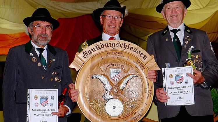 Hans Pfrang (Mitte) von der Schützengilde Poppenroth holte sich die Gau-Königsscheibe ab. Auf dem 2. Platz landete Anton Friedrich (rechts) und auf dem 3. Platz Walter Glück. Foto: Gerd Schaar
