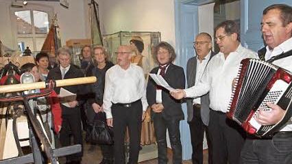 Der bekannte Alleinunterhalter Peter Hofmann scharte die Sänger Herbert Pantel, Klemens Hofmann, Stefan Hofmann und Heinz Anders (von rechts) um sich, um mit ihnen einige Lieder zu singen.