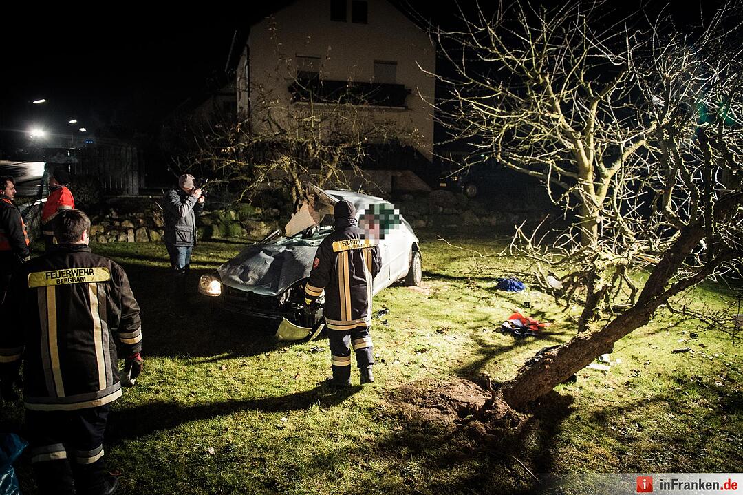 Familientragödie an Heiligabend - Zwei Brüder sterben bei Verkehrsunfall in der Oberpfalz - Golf nach Aufprall an Gartenmauer und Baum komplett zerstört - Rettungskräfte können den jungen Männern nicht mehr helfen