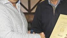 Zweiter Vorsitzender Frank Gallinsky zeichnet Dieter Schwarz (rechts) für eine 50-jährige Mitgliedschaft aus.