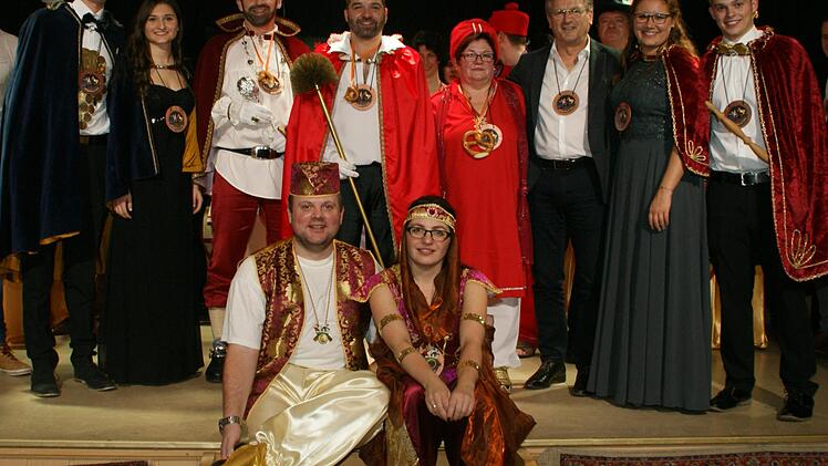 Die neuen Ehrenordenträger Kerstin und Daniel Wachter (vorne)im Kreis der führenden Persönlichkeiten im Neukenrother Fasching (v.l. Johannes II, Johanna II, Kaiser Alex, König Käptn, NO1 Ulla Opel, Bürgermeister Rainer Detsch, Sophia I und Lukas I). Foto: Joachim Beez