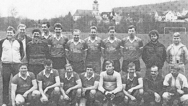 Die Burker Alt-Herren-Mannschaft bei der Stadtmeisterschaft 1989 auf der Sportinsel. Im Hintergrund die Burker Kirche Foto: Archiv