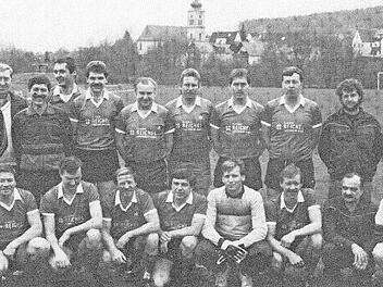 Die Burker Alt-Herren-Mannschaft bei der Stadtmeisterschaft 1989 auf der Sportinsel. Im Hintergrund die Burker Kirche Foto: Archiv