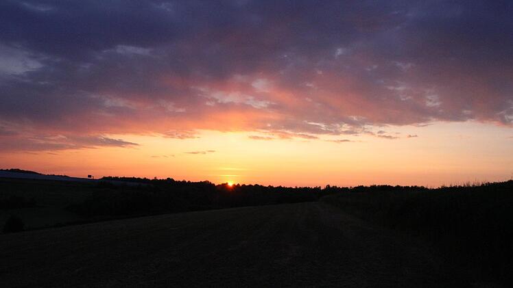 Punkt 5.15 Uhr zeigt sich die Morgensonne am Horizont.