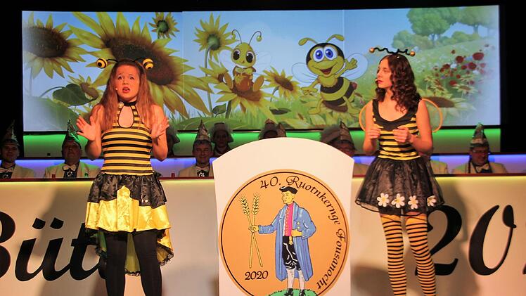 Franziska Renk (links) und Hanna Reuth berichteten über ihr Dasein als Bienen.