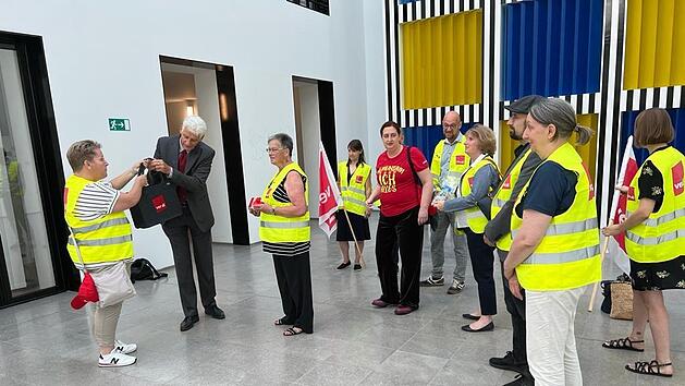 Petitions&uuml;bergabe in Berlin an den Staatssekret&auml;r Rolf Schmachtenberg vom Bundesarbeitsministerium. Darunter waren auch zwei Mitarbeiterinnen der Marbachtalklinik Bad Kissingen.