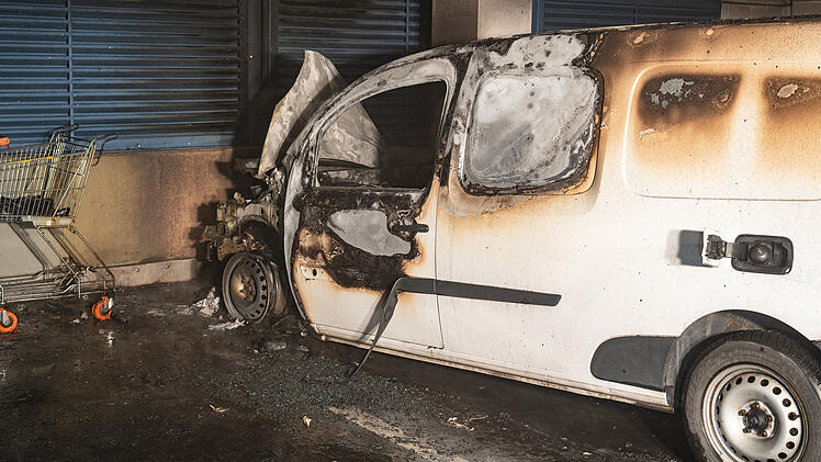 Bamberg: Auto brennt im Atrium aus